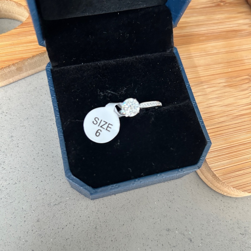 💍 KRKC 1CT Moissanite Ring – Sterling Silver with 14K White Gold Plating- NWT